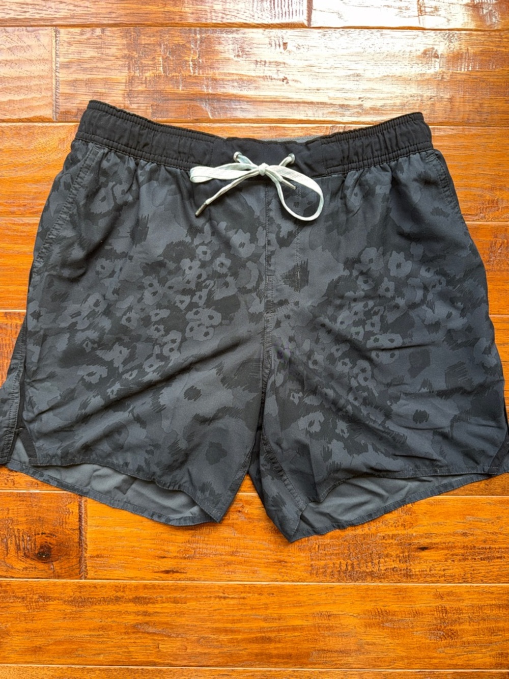 Vuori Kore Shorts 6” Inseam Black Lined Athletic, Size Medium